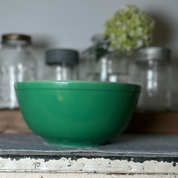 Green PYREX Mixing Bowl “US PAT OFF” - Picture 3 of 13